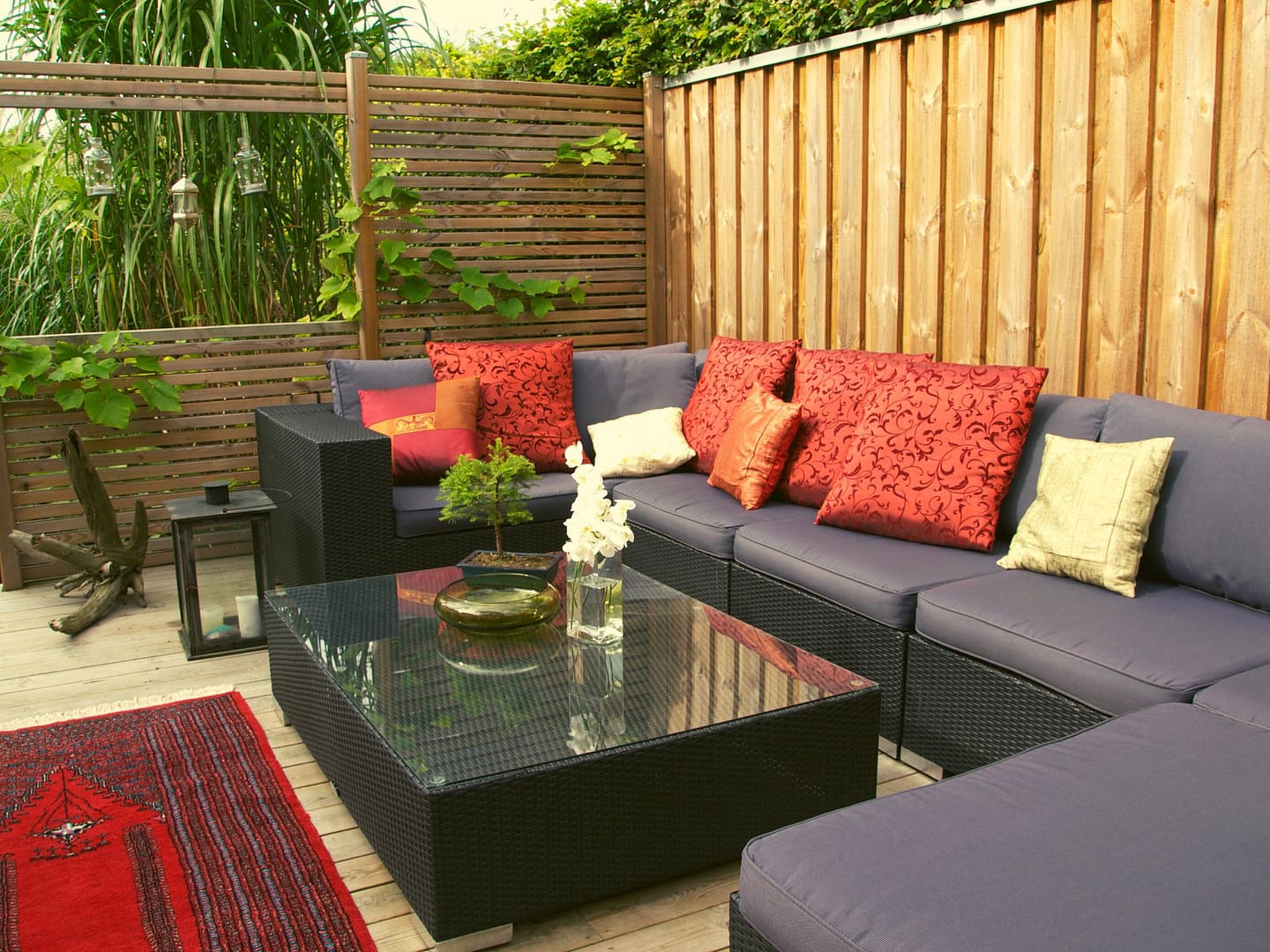 contemporary fencing surrounding patio and garden furniture